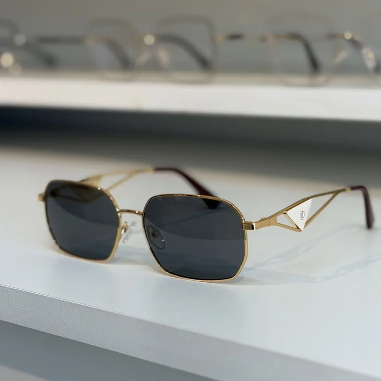Óculos de sol retangular em metal dourado com lente escura