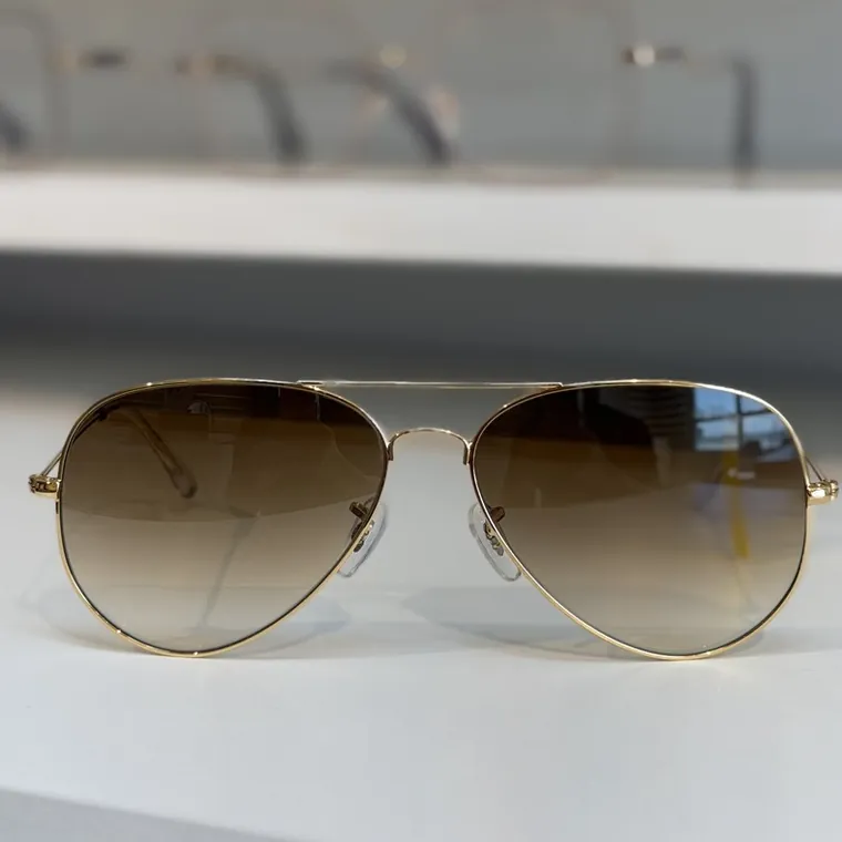 Óculos de sol aviador dourado com lente marrom degradê