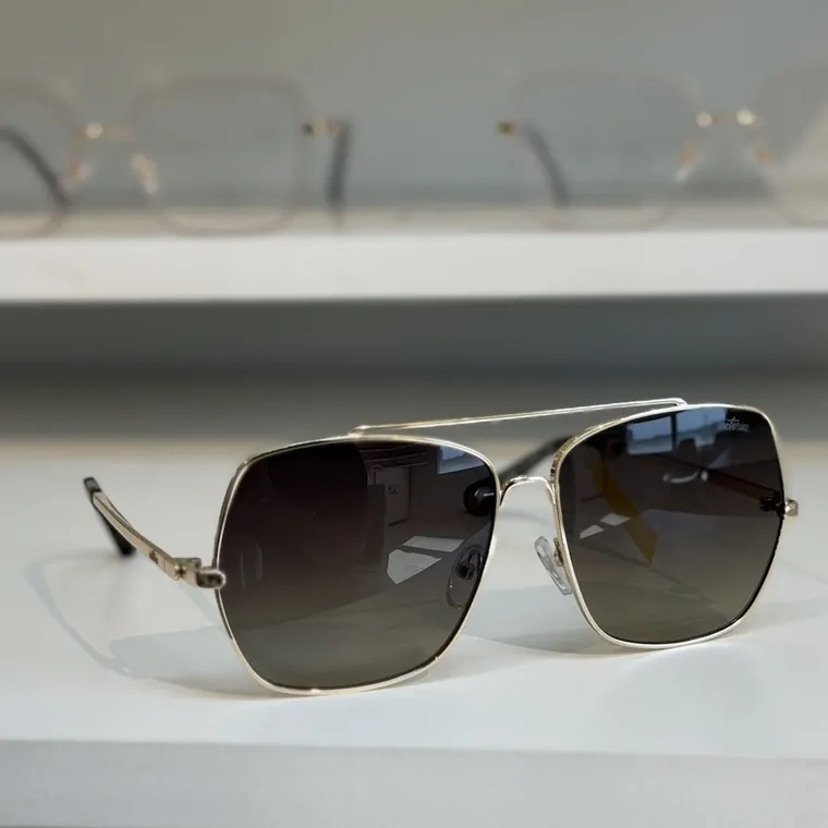 Óculos de sol quadrado em metal dourado com lente cinza degradê