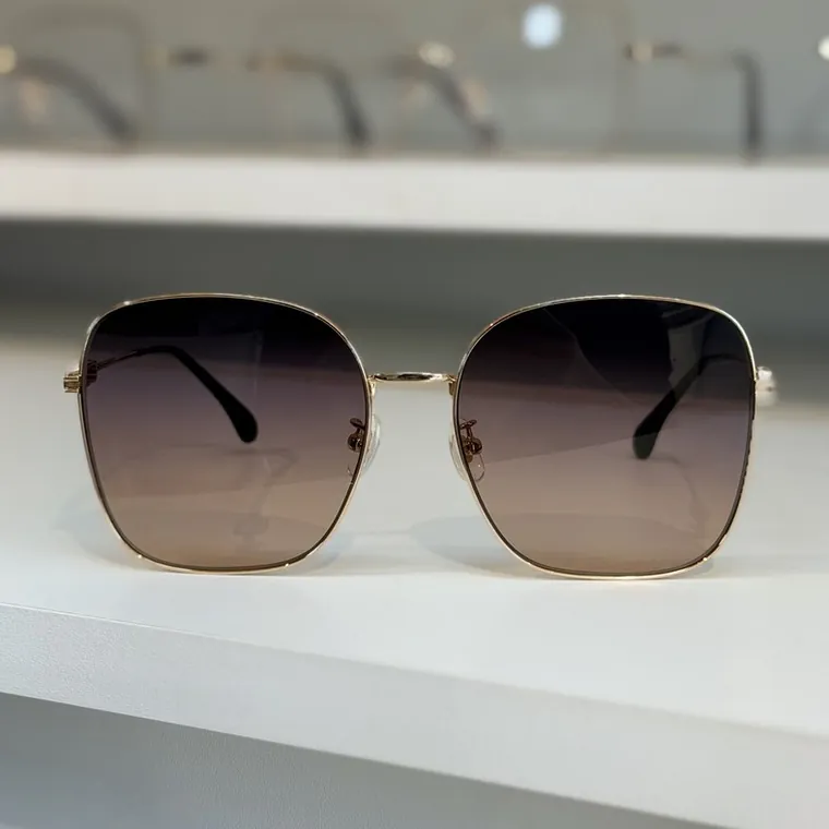 Óculos de sol oversized dourado com lente rosé degradê