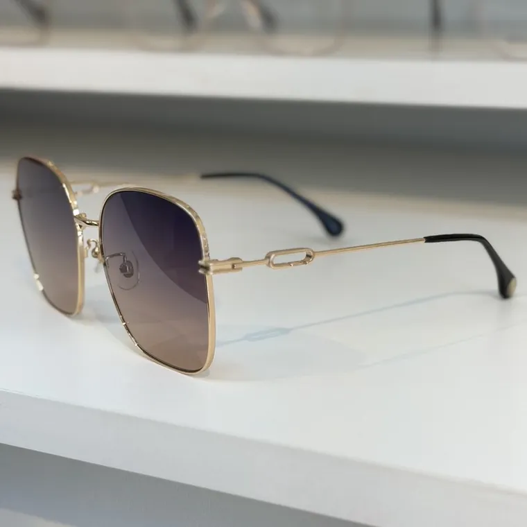 Óculos de sol oversized dourado com lente roxa degradê